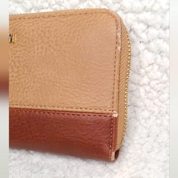 Steve Madden Leather Wallet with Wrist Strap - Picture 4 of 11